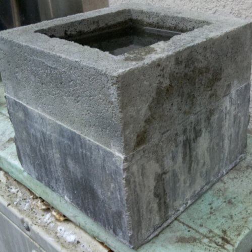 ヒマラヤ岩塩岩塩と天然鉱石専門店 テーブルの上に置かれた四角いコンクリートのプランター。