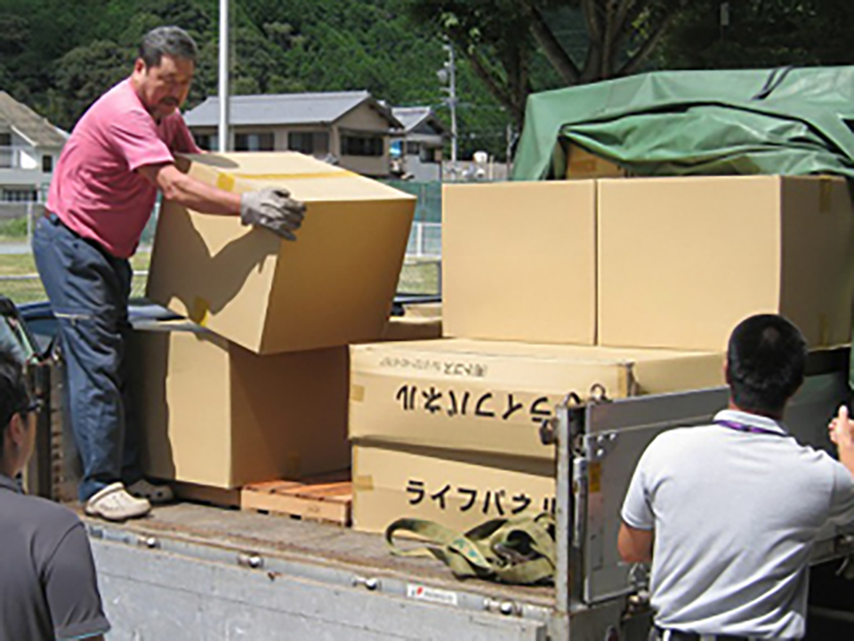 ヒマラヤ岩塩岩塩と天然鉱石専門店 トラックの荷台に箱を積み込む男性。