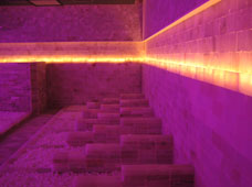 岩塩房。紫色の光が差し込む部屋。