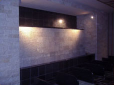 インハレーション。黒いタイル張りの壁のバスルーム。