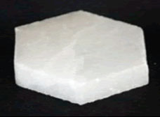六角形岩塩乳白。黒い表面に白い石英の塊。