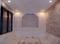 ホワイト岩塩房。白いタイル張りの床のバスルーム。