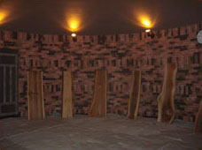 汗蒸幕。レンガの壁と木の梁のある部屋。