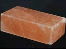 岩塩レンガ。黒い表面に置かれた赤い塩のブロック。