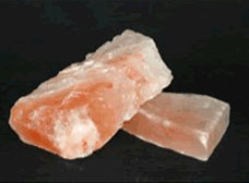 両面スライス岩塩。黒い表面にピンク色の塩が 2 つ。
