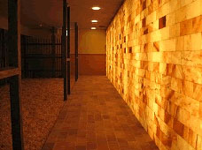 延羽の湯　鶴橋　LED岩塩壁　岩塩粒。レンガの壁のある廊下。